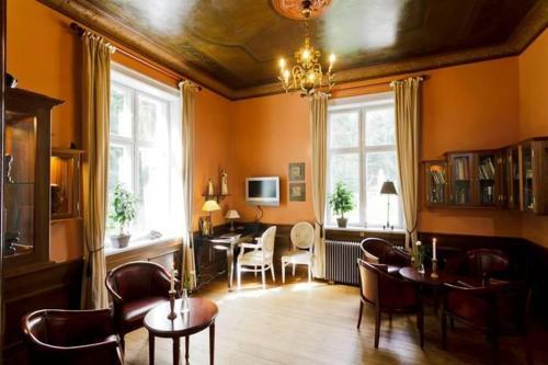 博雷里斯朗德舒洛特酒店的一间带橙色墙壁的客厅和一间餐厅