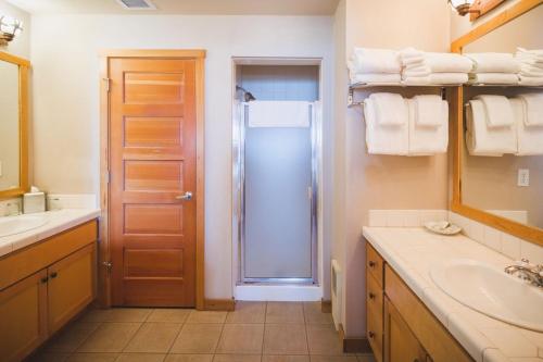 太平洋城基万达海角宾馆的带淋浴、盥洗盆和镜子的浴室
