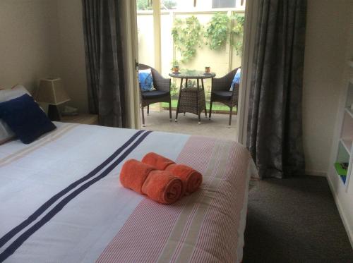 怀蒂昂格Albert Mews B and B的一间卧室配有带橙色毛巾的床