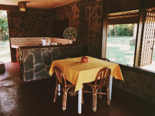 GindiViento de Mar的一间带桌子和两把椅子的用餐室