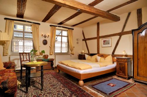 普劳恩阿尔特斯特·伽斯特温特斯查弗马斯彻-普伦斯酒店的卧室配有一张床和一张桌子
