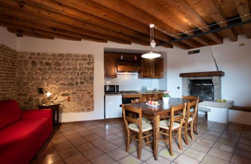 巴萨诺－德尔格拉帕阿尔城堡酒店的厨房以及带桌椅的起居室。