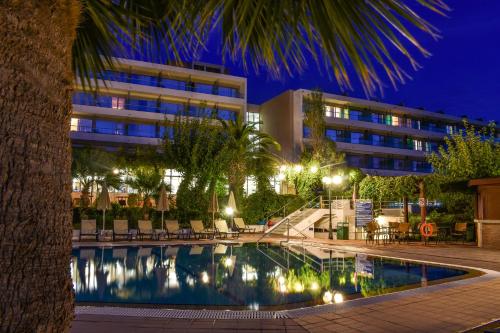 拉瑟地中海酒店的大楼前设有游泳池的酒店