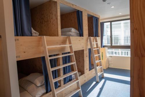 广岛阿肯卡夫宾馆的带2张床的宿舍间内的双层床