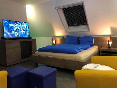 东代恩凯尔克B&B wellness Sea Nat voor Naturisten的一间卧室配有一张床和一台平面电视