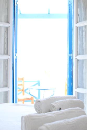 伊奥斯乔拉伊奥斯蓝色地平线公寓 的客房设有窗户,床上配有毛巾