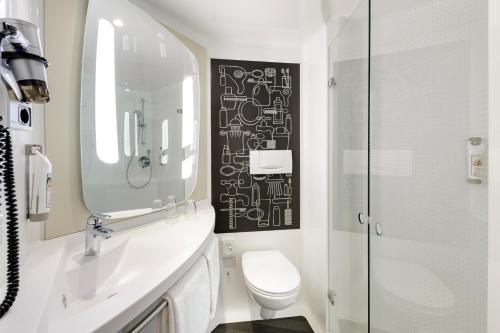 格拉斯哥宜必思格拉斯哥市中心萨切霍街酒店的白色的浴室设有卫生间和淋浴。