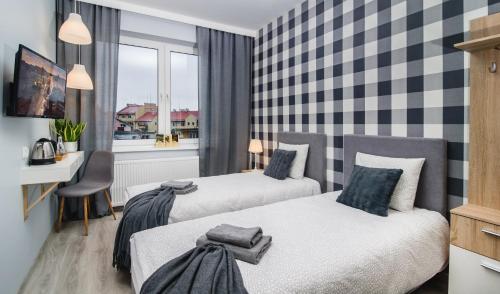 埃尔布隆格Królewiecka 115的酒店客房设有两张床和窗户。