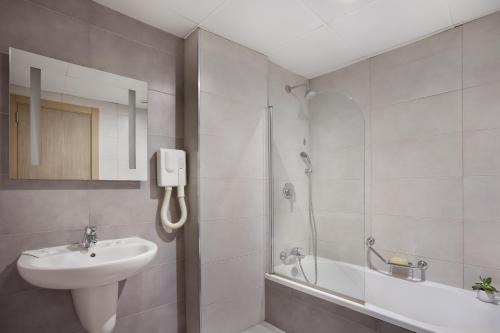 丽晶广场酒店的一间浴室