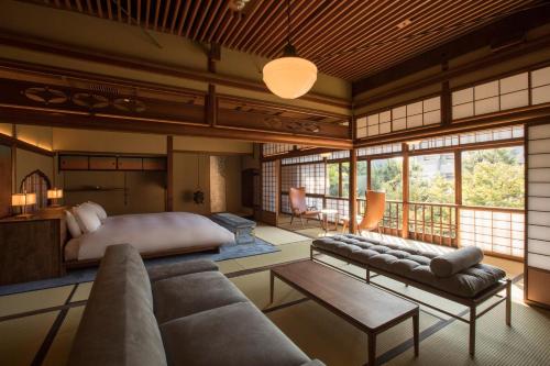 京都Luxury hotel SOWAKA的客厅配有沙发和1张床