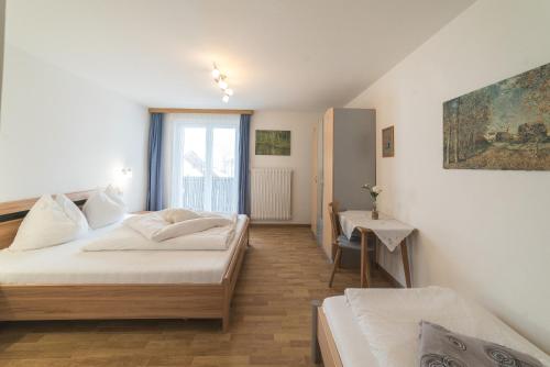 普拉托·阿罗·斯泰尔维奥奥尔特勒霍夫公寓酒店的一间卧室设有两张床和窗户。