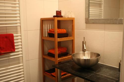 费尔普特雷萘维住宿加早餐旅馆的水槽旁的台面上有一个碗的浴室