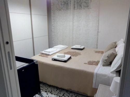 阿尔塔穆拉GIULIVO的小房间,配有床和两道菜