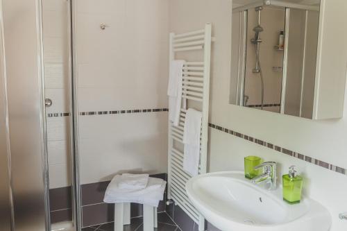 明乔河畔的瓦雷奇奥拉塔梅瑞切住宿加早餐旅馆的白色的浴室设有水槽和淋浴。