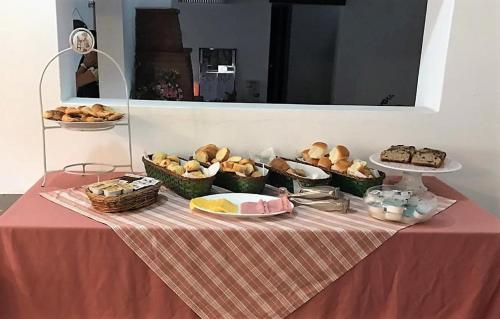 格塞尔镇HOSTERÍA SAJONIA的一张桌子,上面有面包和糕点篮子