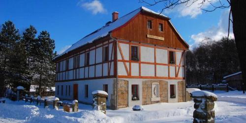 RůžováHoliday Home Usedlost Nový Svět的雪地里一座大建筑,有雪覆盖的地面