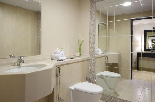 迪拜迪拜世界贸易中心公寓酒店的一间带水槽、卫生间和淋浴的浴室