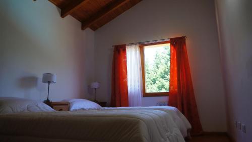 拉安戈斯图拉镇ROSALES Alojamiento的一间卧室设有两张床和窗户。