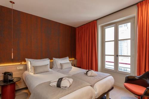 Hôtel de Lille - Saint-Germain des Près客房内的一张或多张床位