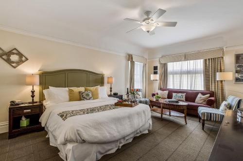 旧金山帕克酒店的一间带大床的卧室和一间客厅