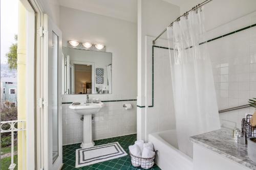 旧金山帕克酒店的白色的浴室设有水槽和淋浴。