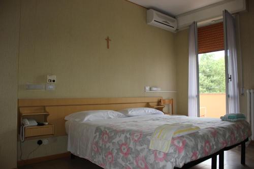 卡斯特罗卡罗泰尔梅皮耶里娜酒店的卧室配有一张墙壁上的横截床