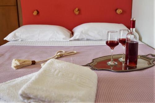 帕莱弗齐亚Angelina's Home的一张桌子,床上放着两杯葡萄酒