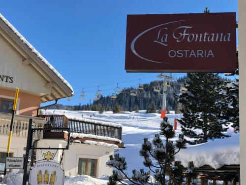 科瓦拉因巴迪亚Ostaria La Fontana的滑雪胜地酒店标志