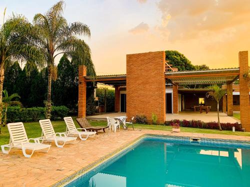 奥兰布拉Parque Hotel Holambra的一座带游泳池和房子的别墅