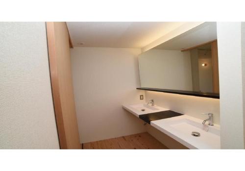 名古屋Nagoya - Hotel / Vacation STAY 13460的浴室设有2个水槽和镜子