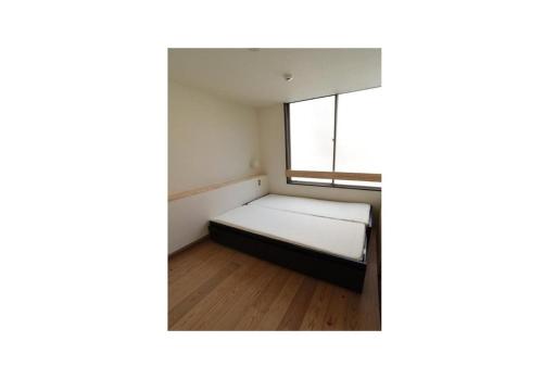 名古屋Nagoya - Hotel / Vacation STAY 13460的小房间设有床和窗户
