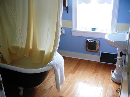 Stayner加不勒斯住宿加早餐酒店的浴室配有淋浴帘和盥洗盆。