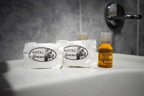 Polistena莫墨餐厅酒店的两袋卫生纸和一瓶蜂蜜