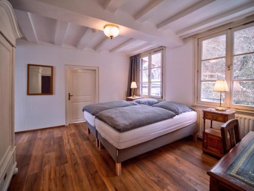蒙绍Haus Stehlings的一间卧室设有一张大床和两个窗户。
