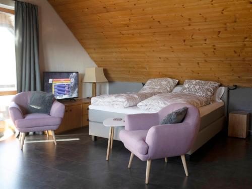 拜罗伊特Stolzing-Apart的一间卧室配有一张床和两把椅子