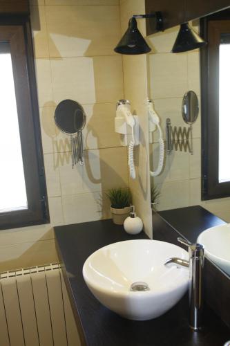 阿维拉Casa Rural Las Pegueras的浴室设有白色水槽和镜子