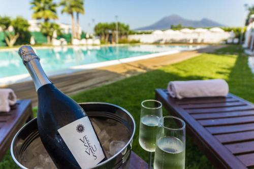 庞贝Resort & Winery Bosco De Medici的两杯旁的桶里装一瓶葡萄酒