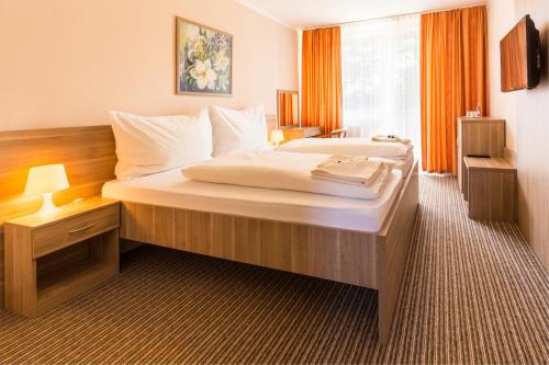 瓦赫河畔新梅斯托Bed & Breakfast Hotel Perla的一间卧室设有一张大床和一个窗户。