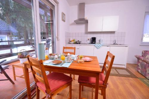SeligenthalFerienpark Ebertswiese的厨房以及带桌椅的用餐室。
