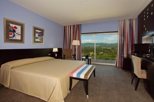 查韦斯查韦斯赌场酒店的酒店客房设有一张床和一个大窗户