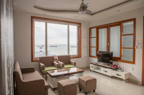 头顿Sao Mai Hotel & Apartment的带沙发和电视的客厅
