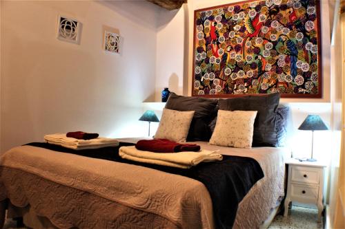 卢卡Il nido nascosto的一间卧室配有一张壁画床
