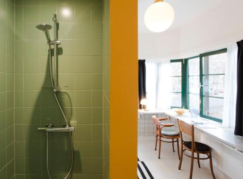 阿姆斯特丹SWEETS - Kattenslootbrug的带淋浴和桌椅的浴室