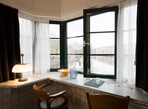 阿姆斯特丹SWEETS - Kattenslootbrug的厨房设有窗户和桌椅