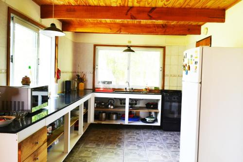 圣卡洛斯Cabañas Los Andes EcoLodge的厨房配有水槽和冰箱