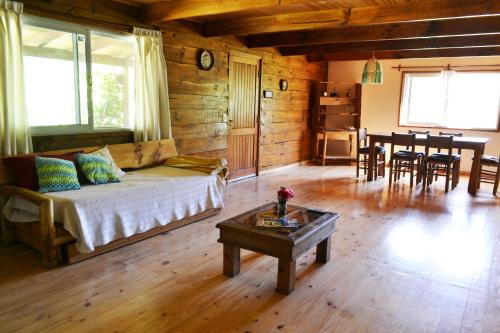 圣卡洛斯Cabañas Los Andes EcoLodge的客厅配有沙发和桌子