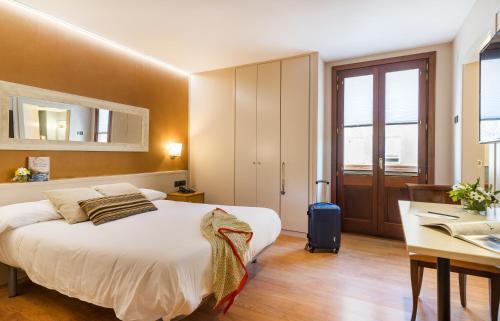 里贝斯的弗里瑟埃尔斯卡卡都德瑞贝斯酒店的酒店客房配有一张床、一张书桌和一张书桌。