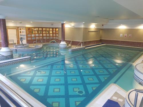Castlereagh拉莫酒店&乡村俱乐部的酒店大堂的大型游泳池