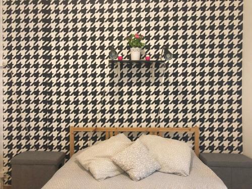 里斯本卢斯索里亚诺公寓的卧室设有黑白图案的墙壁