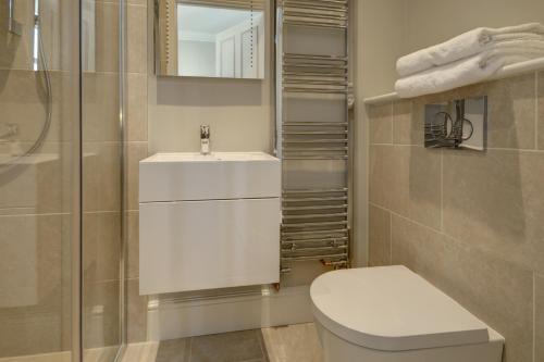切尔滕纳姆Wolcote House的浴室配有卫生间、盥洗盆和淋浴。